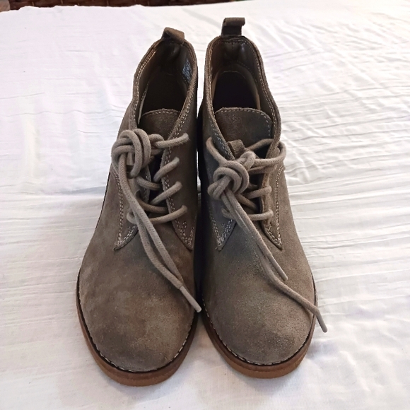 Stylish Women's Wedge Ankle Boots White Mountain Sz 7.5 - Picture 2 of 9